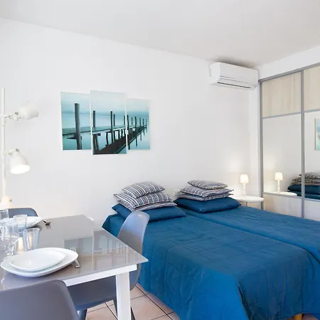 Apartment Climatise Proche Et Commerces Avec Balcon, Wi-fi Et Parking - Fr-1-466a-16 *