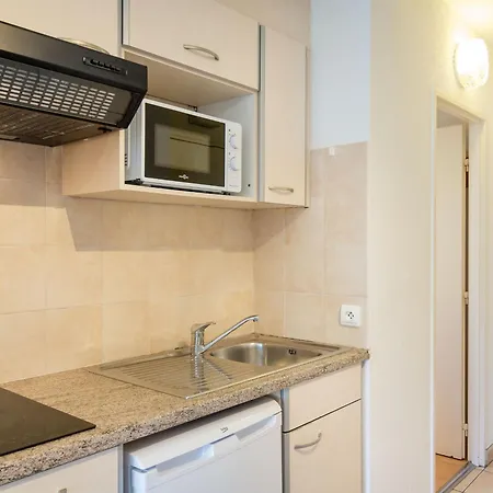 Apartment Climatise Proche Et Commerces Avec Balcon, Wi-fi Et Parking - Fr-1-466a-16 Saint-Raphael (Var)