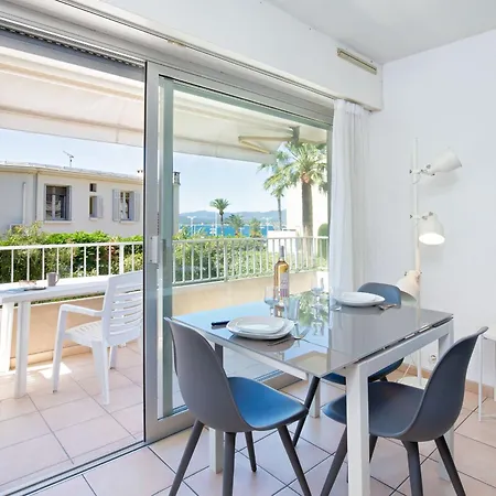 Climatise Proche Et Commerces Avec Balcon, Wi-fi Et Parking - Fr-1-466a-16 * Saint-Raphaël