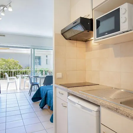 Climatise Proche Et Commerces Avec Balcon, Wi-fi Et Parking - Fr-1-466a-16 *