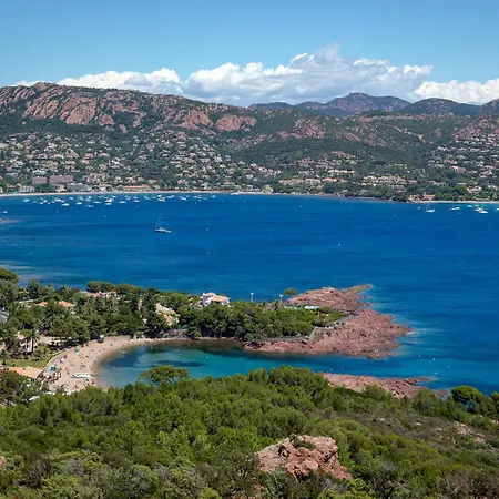 Climatise Proche Et Commerces Avec Balcon, Wi-fi Et Parking - Fr-1-466a-16 *