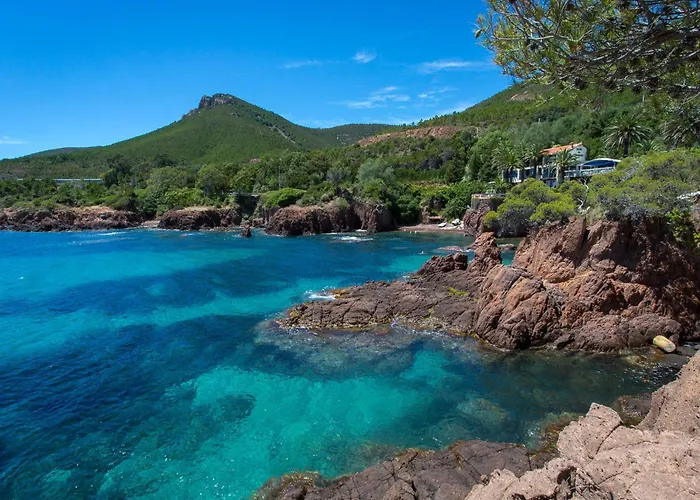 Climatise Proche Et Commerces Avec Balcon, Wi-fi Et Parking - Fr-1-466a-16 * Saint-Raphaël